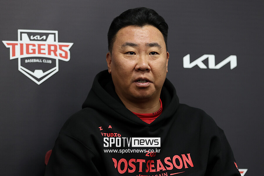[포토S] 인터뷰 하는 이범호 감독
