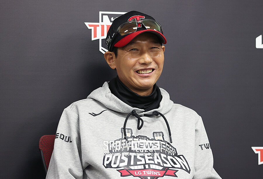 [포토S] 미소 짓는 염경엽 감독
