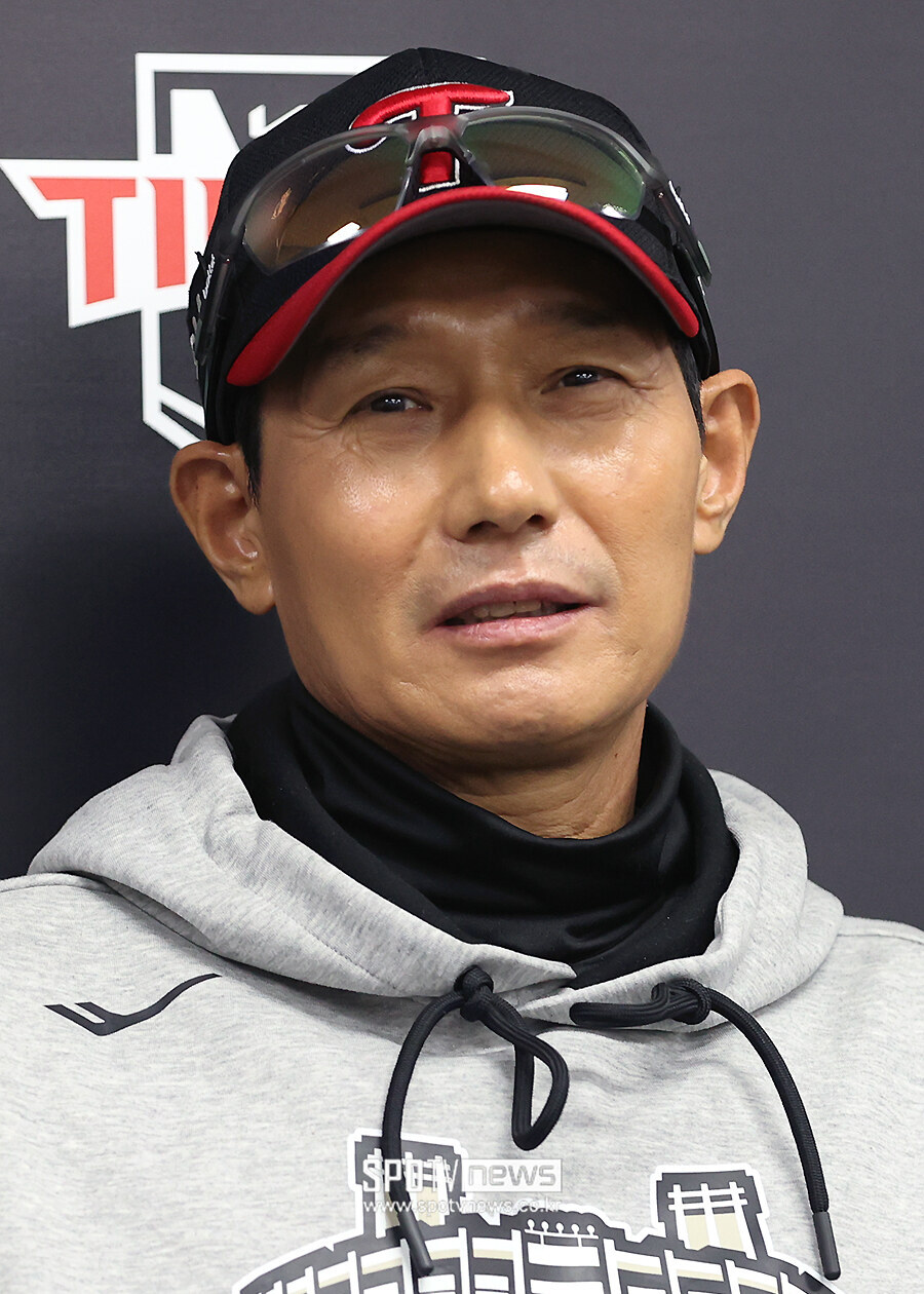 [포토S] 취재진 바라보는 염경엽 감독