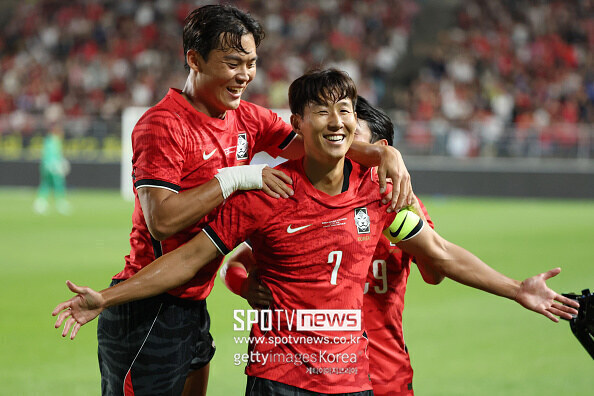 ▲ 네 차례 대회에서도 끝내 닿지 못했던 우승 트로피. 한국 축구의 간판인 손흥민은 내년 사우디아라비아에서 자신의 다섯 번째 아시안컵이자 사실상 마지막 도전에 나선다.