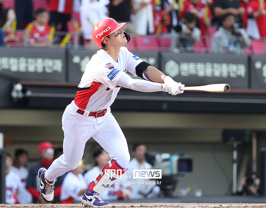 [포토S] 1타점 희생플라이 날리는 김도영