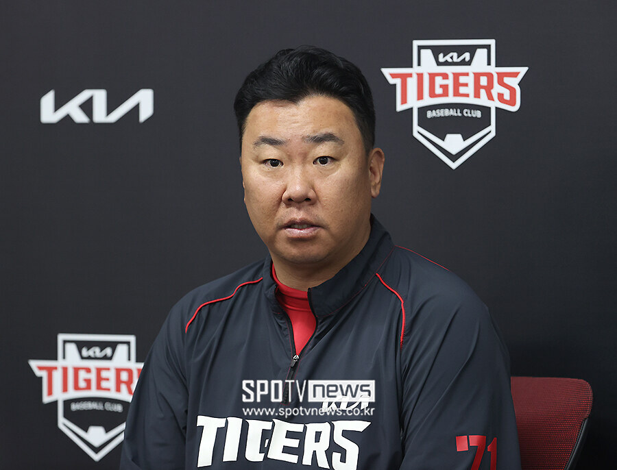 [포토S] 이범호 감독, '2차전도 이겨야죠'