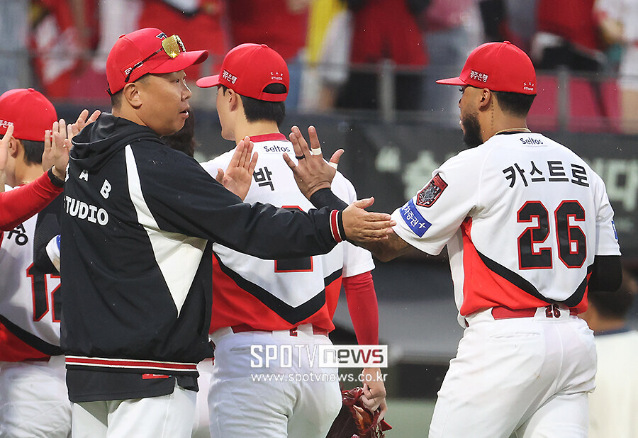 [포토S] 카스트로 격려하는 이범호 감독