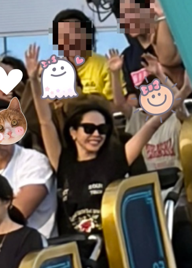 '휴가 중' 손예진, 日서 놀이기구 타고 손 번쩍...신나는 모습 포착