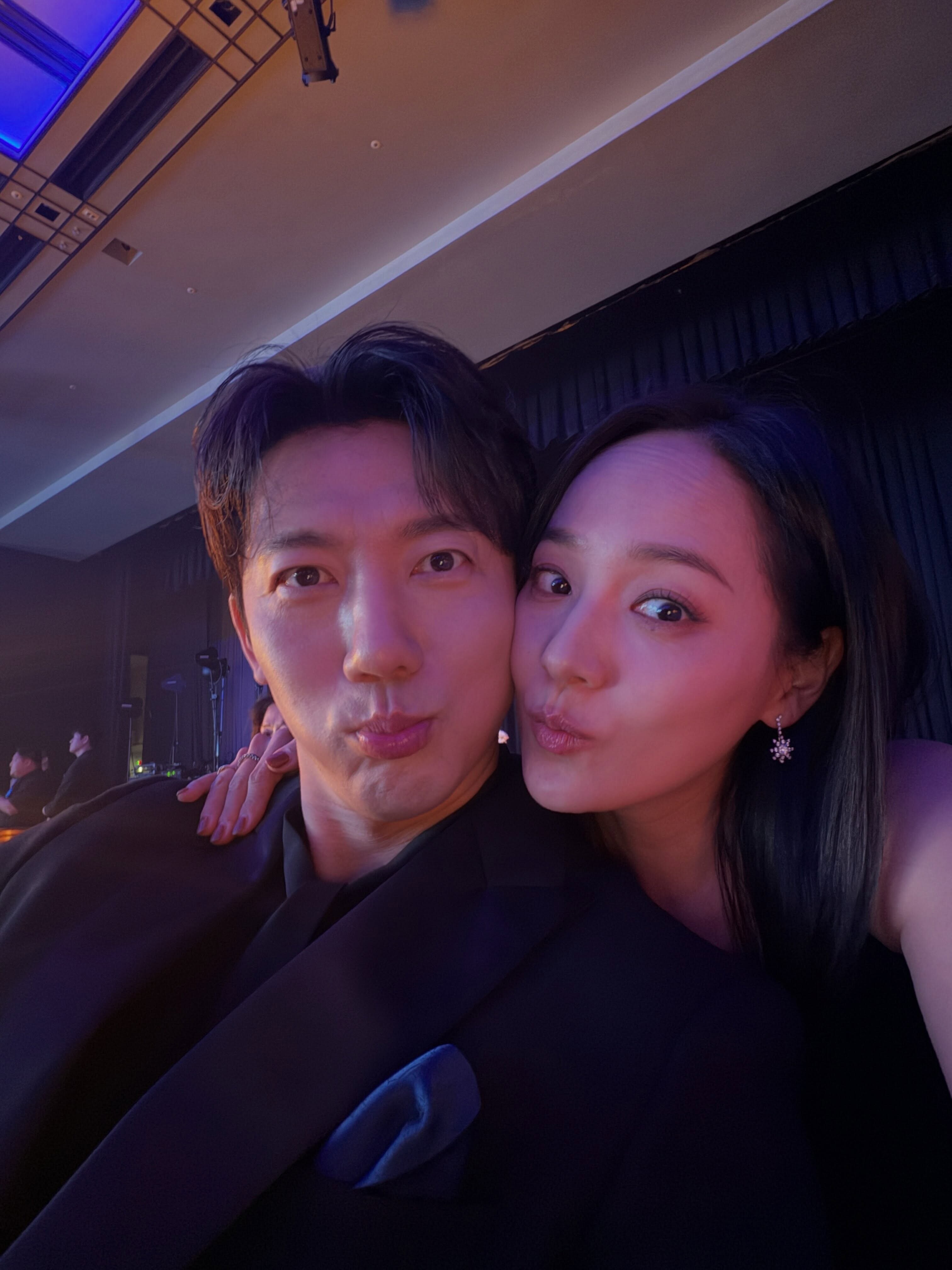 기태영♥유진, 부부 뱀파이어 급 비주얼…결혼 15년차의 '초밀착 투샷'