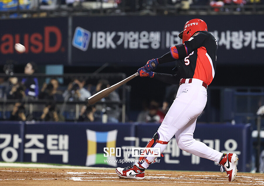 ▲ 김도영은 20일 서울 잠실구장에서 열린 LG와 준플레이오프 3차전에서 3-0으로 앞선 2회 1사 만루에서 좌중간 담장 상단에 꽂히는 초대형 만루홈런을 터뜨렸다. 김도영은 케네디의 패스트볼을 받아쳐 초대형 홈런을 만들었다&nbsp;ⓒ곽혜미 기자