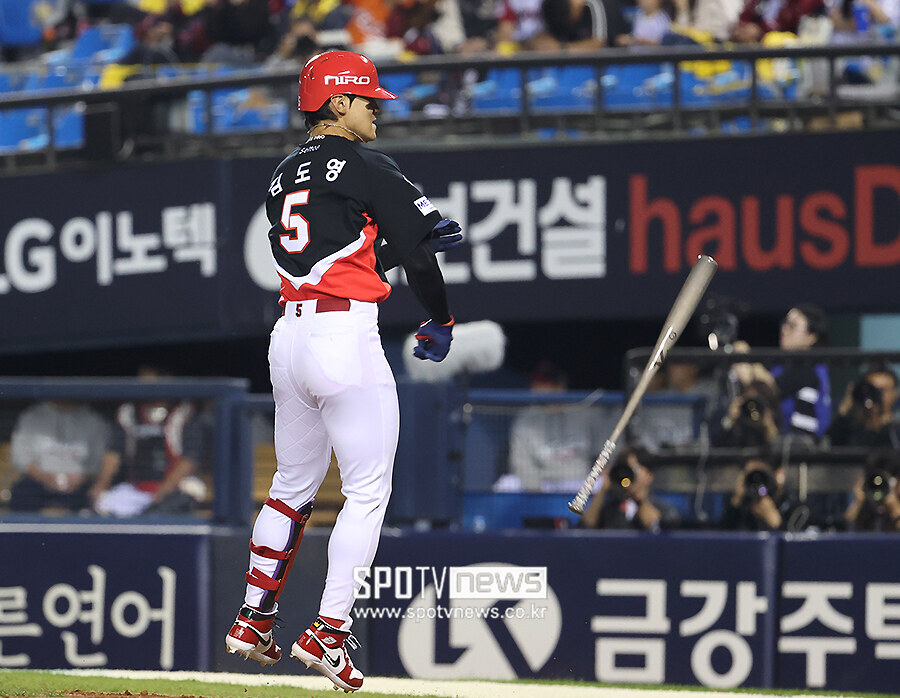 ▲ 김도영은 20일 서울 잠실구장에서 열린 LG와 준플레이오프 3차전에서 3-0으로 앞선 2회 1사 만루에서 좌중간 담장 상단에 꽂히는 초대형 만루홈런을 터뜨렸다. 홈런을 확인한 뒤 배트를 던지며 기쁨을 만끽하고 있는 김도영 ⓒ곽혜미 기자