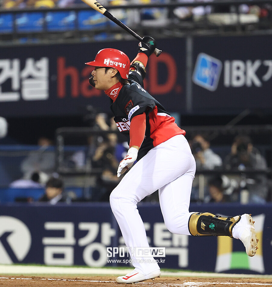 [포토S] 안타 날리는 김규성