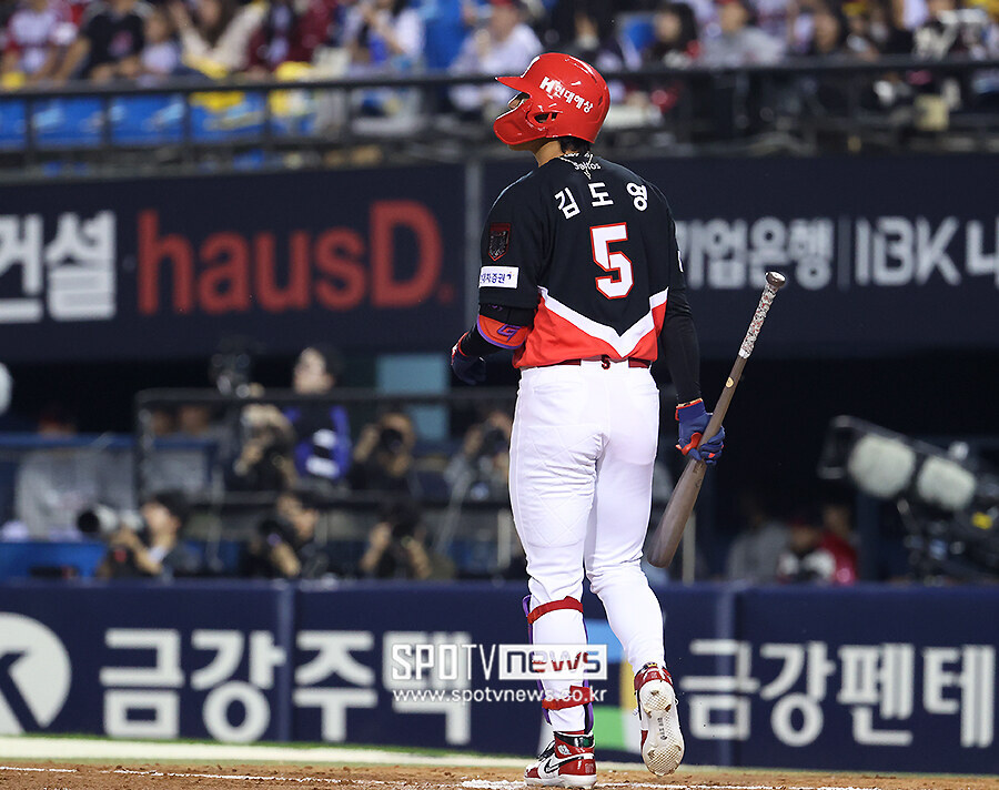 [포토S] 만루 홈런 타구 바라보는 김도영