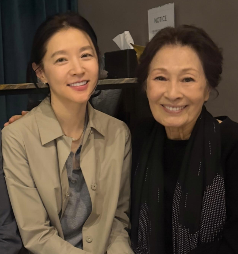 이영애, '건강 이상설' 김혜자 회복된 근황 공개... "여전히 찬란하게"