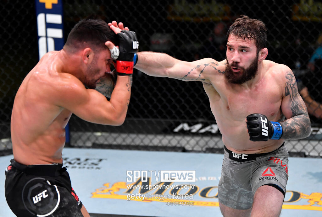 "경찰 때려도 체포 안 된다" 도발…12년 복역한 전과자 파이터 최후, UFC 출신 경찰관에게 실신 KO당해