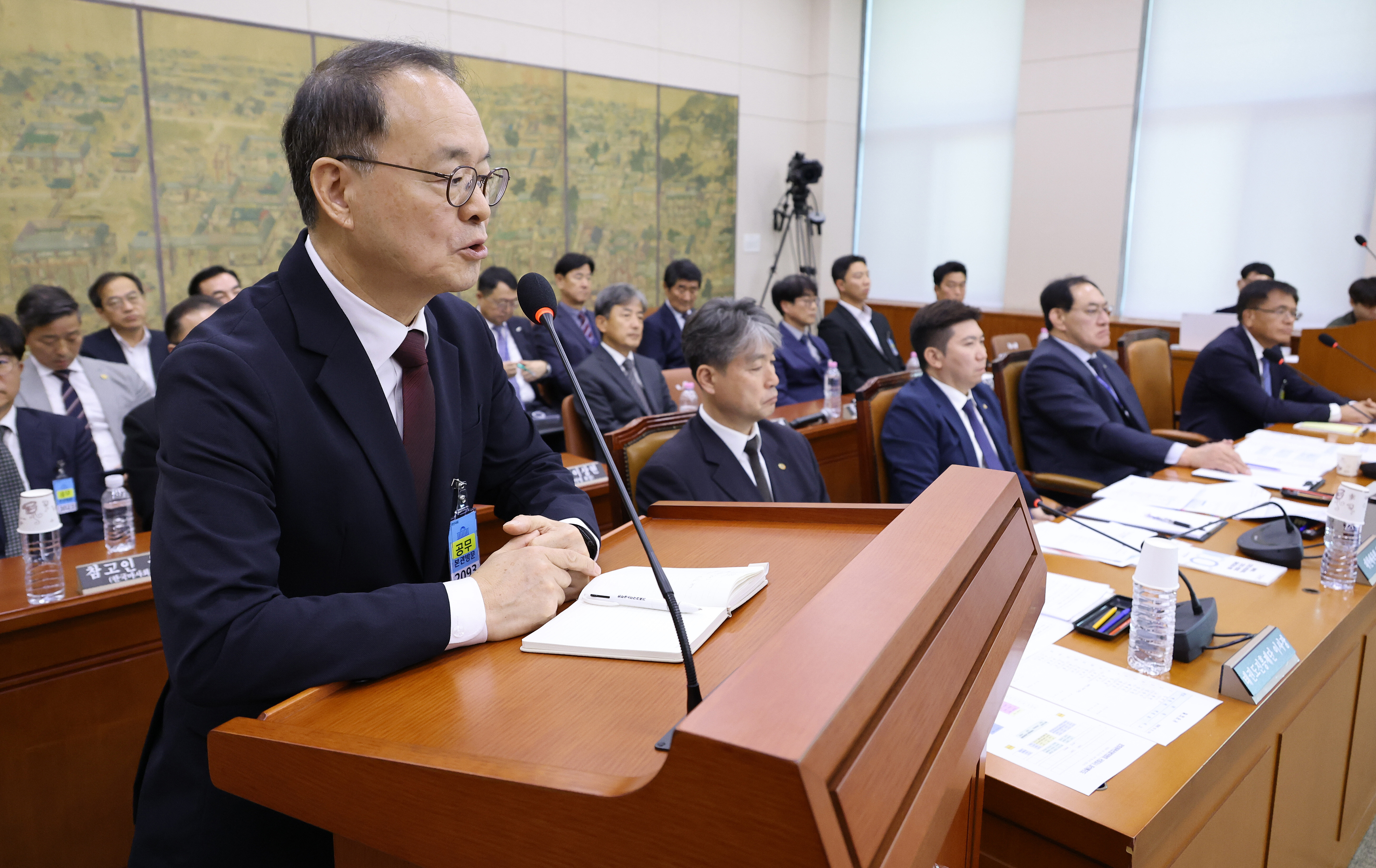 ▲ 국민의힘 정연욱 의원은 21일 열린 국회 문화체육관광위원회 국정감사에서 이용수 대한축구협회 부회장(앞줄 맨 왼쪽)을 상대로 최근 대표팀을 둘러싼 갈등과 협회의 대응 방식을 집중 추궁했다. ⓒ 연합뉴스