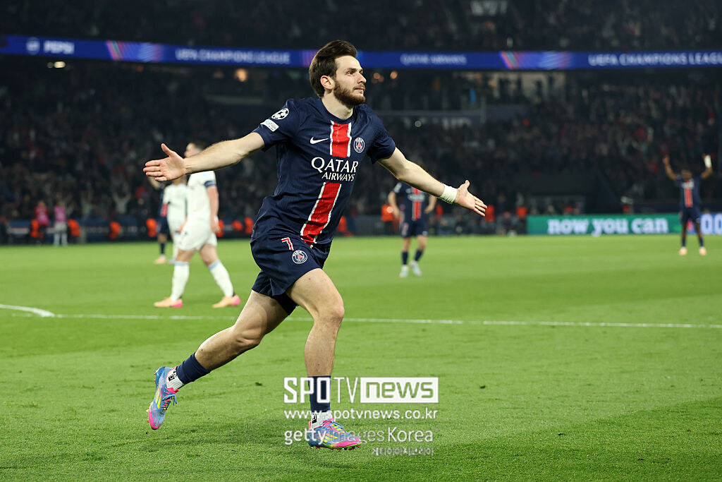 'PSG 깜짝 결단' 프랑스도 놀랐다…무릎 다친 25살 조지아 윙어 포기 안 한다→"2032년까지 재계약 추진" 파격 신뢰