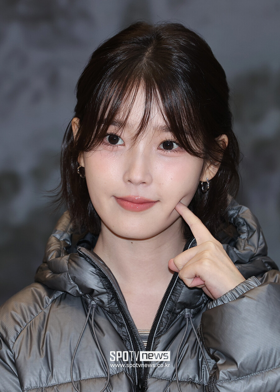 [포토S] 아이유, '깜찍하게 볼 콕!'