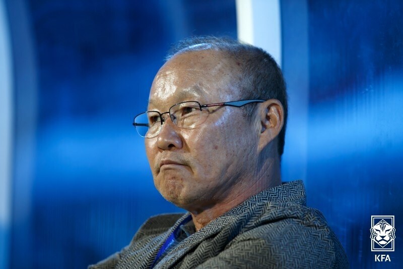 [오피셜] “너희 이러면 축구 발전없다” 박항서 감독 경질 안 한다…태국 심판에 소신발언 후 팀 구단주 “경질 생각 없다, 걱정하지 마라” 발표