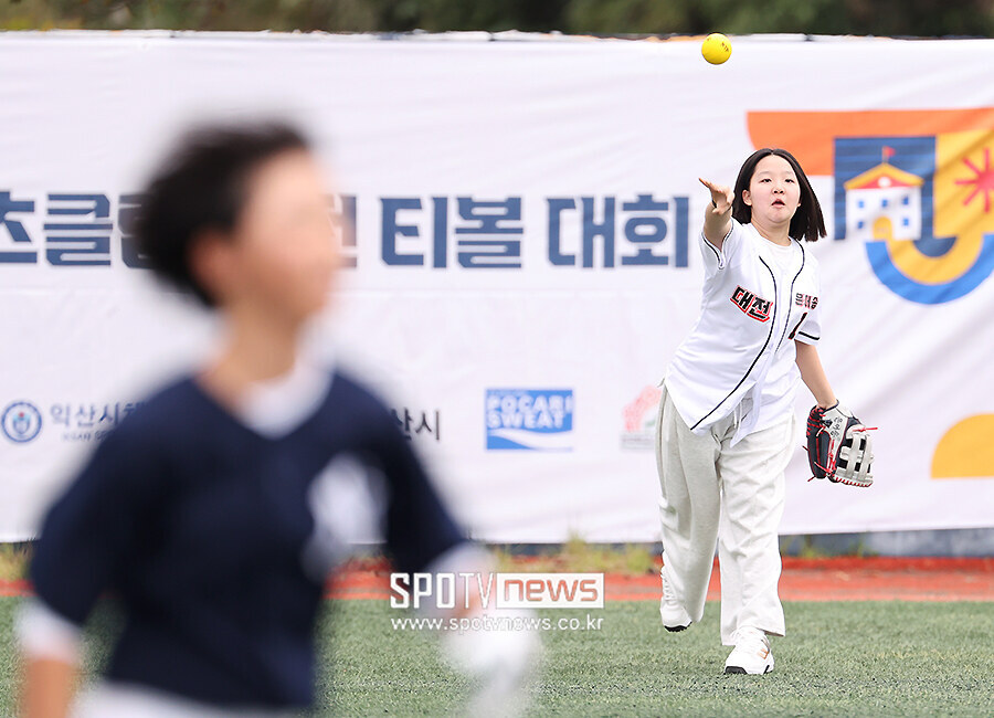 [포토S] '빠르게 송구한다!'