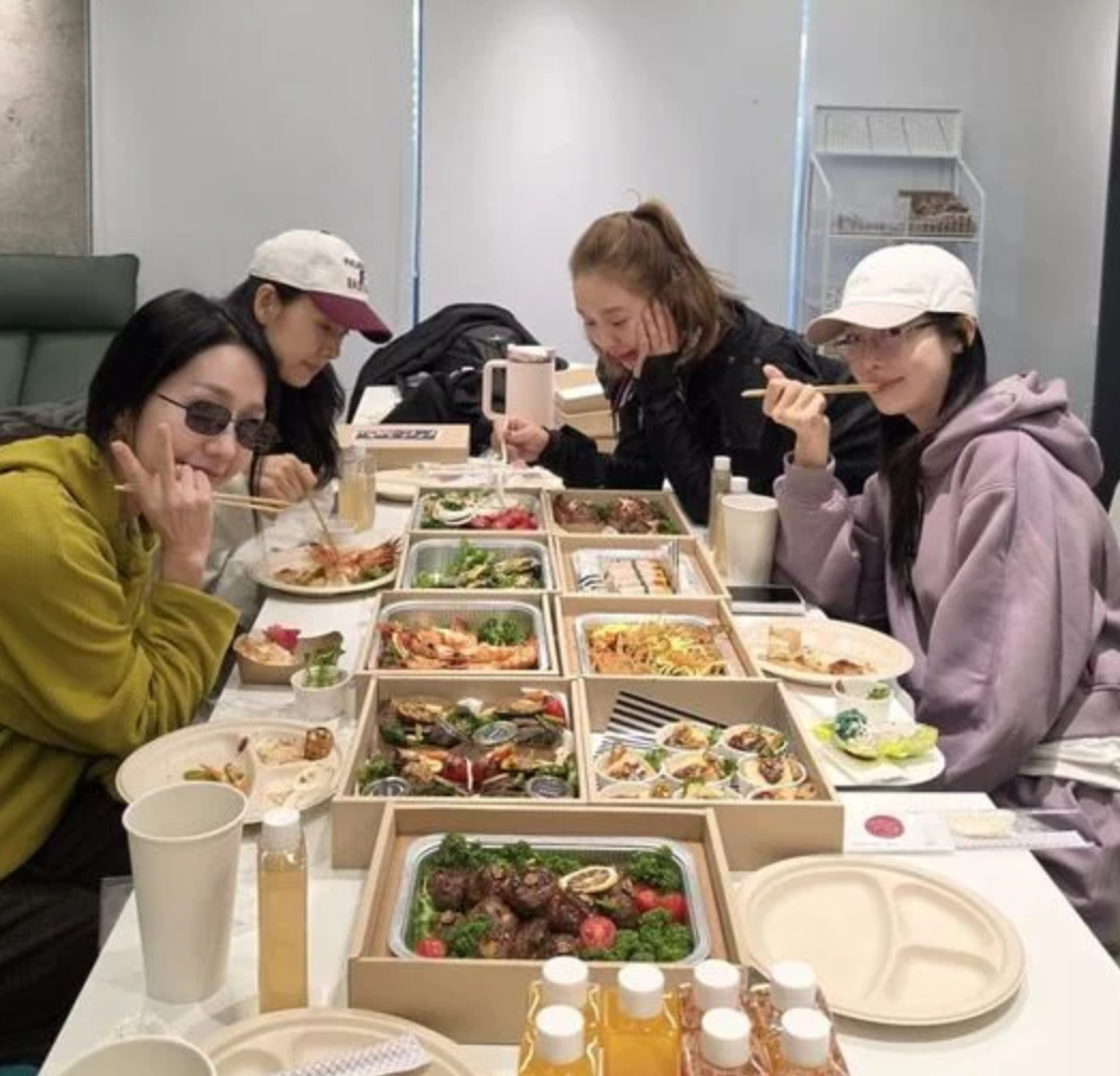 핑클, 21년 만에 컴백에 '팬 조공'도 남다르네…진수성찬 선물에 "고맙♥"
