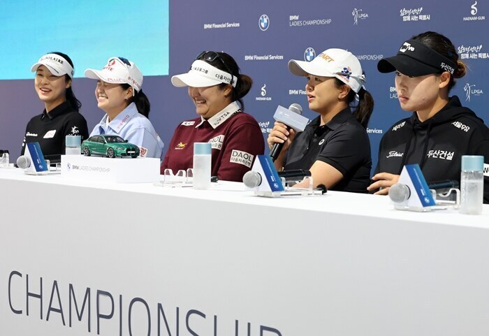 ▲ 21일 전남광주통합특별시 해남군 화원면 파인비치 골프링크스에서 열린 LPGA BMW 레이디스 챔피언십 기자회견에서 디펜딩 챔피언 김세영이 질문에 답하고 있다. 왼쪽부터 윤이나, 최혜진, 유해란, 김세영, 김민솔 선수ⓒ연합뉴스