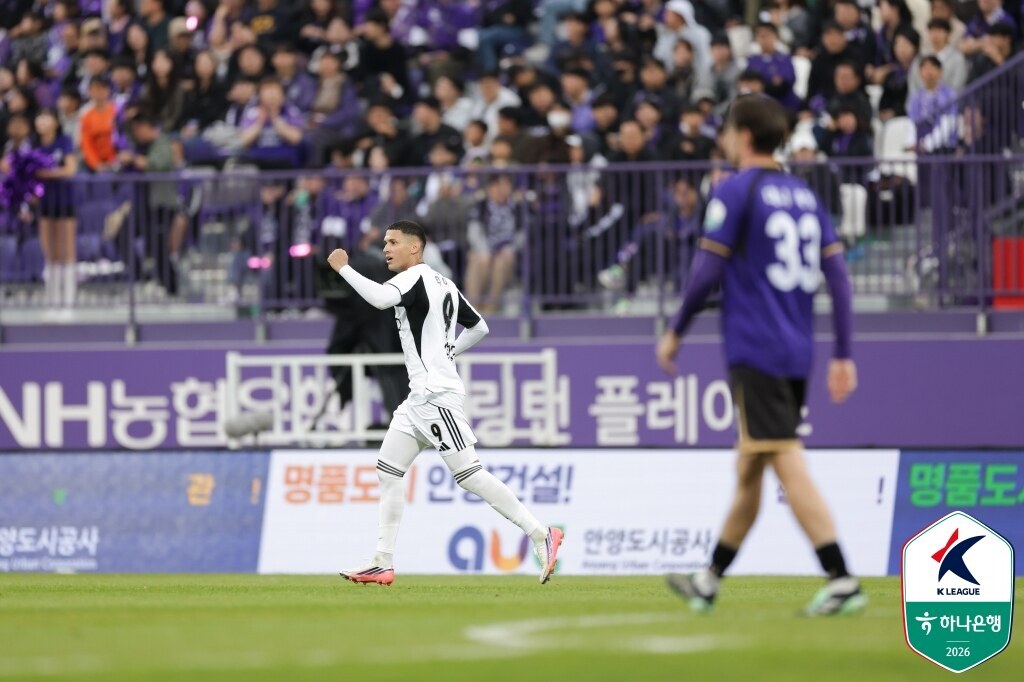 [현장 REVIEW] '티아고 극적 동점골' 갈 길 바쁜 전북, 안양 원정서 승리 놓쳤다...1-1 무승부→승점 1점에 만족