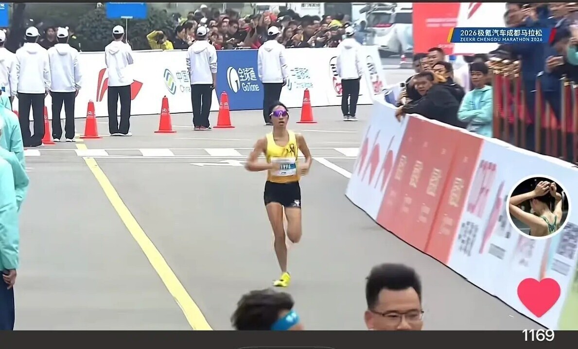 ▲ 중국에서 가장 빠른 간호사로 불리는 마라톤 선수 장수이화가 일주일 사이 풀코스를 두 번 완주하는 강행군을 펼쳤다. 그럼에도 개인 최고 기록을 냈다. ⓒ 중국 매체 소후