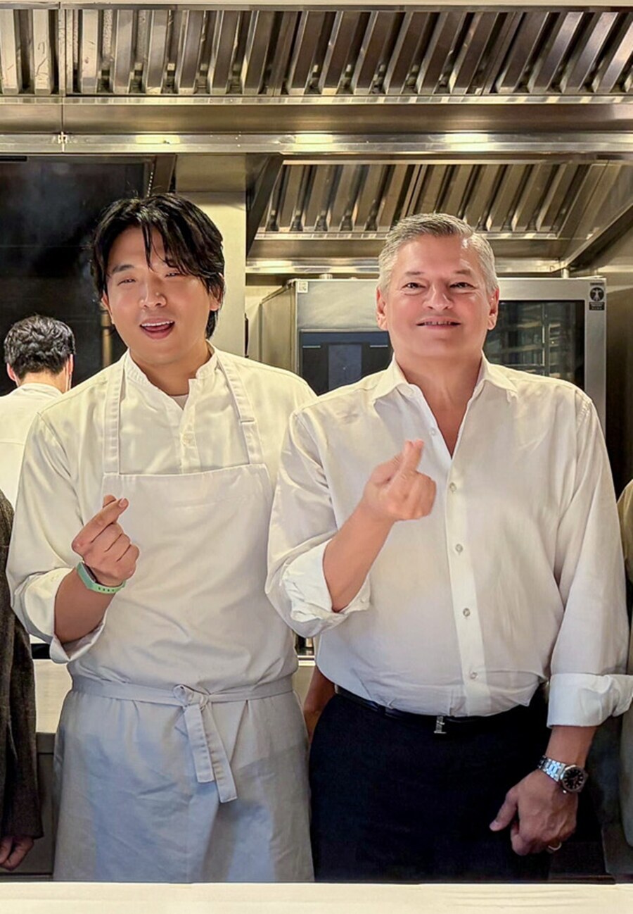 핼쑥해진 안성재, '흑백3'도 문제없나…넷플 CEO 옆 손하트 '포착'