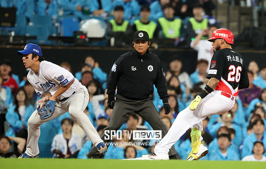 [포토S] 선취 1타점 적시타 날린 카스트로