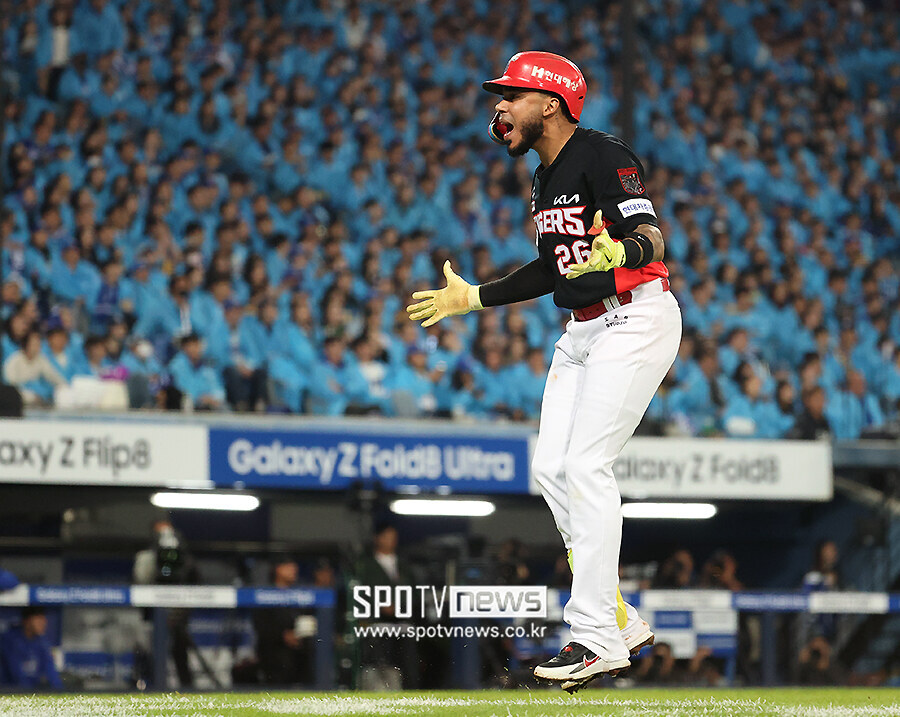 [포토S] 카스트로, '투런포에 폴짝폴짝!'