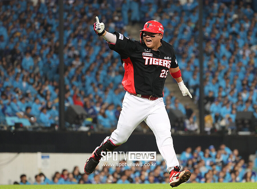 [포토S] 한준수, '뜨거운 홈런 포효!'