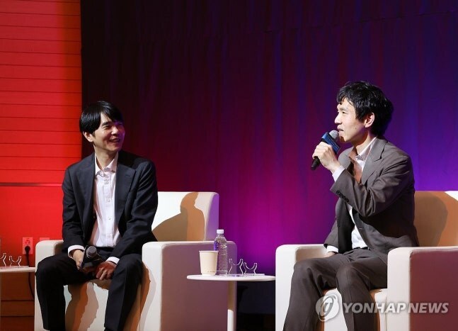 ▲ 이창호(오른쪽) 9단은 AI가 제시한 수를 받아들일 때도 스스로 납득하는 과정이 필요하다 귀띔했다. ⓒ연합뉴스