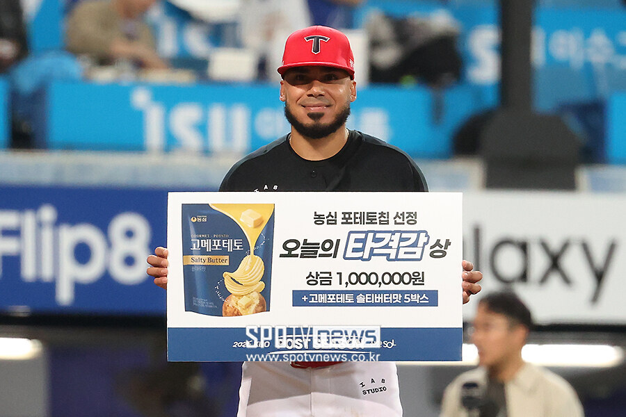 [포토S] 카스트로, '오늘의 타격감상 수상'