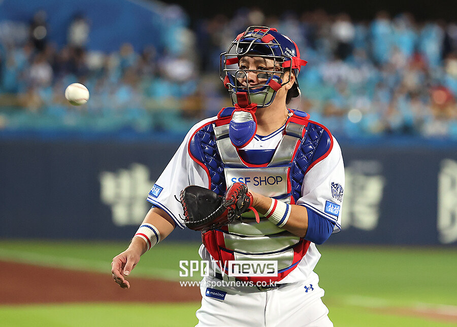 [포토S] 경기 나서는 강민호