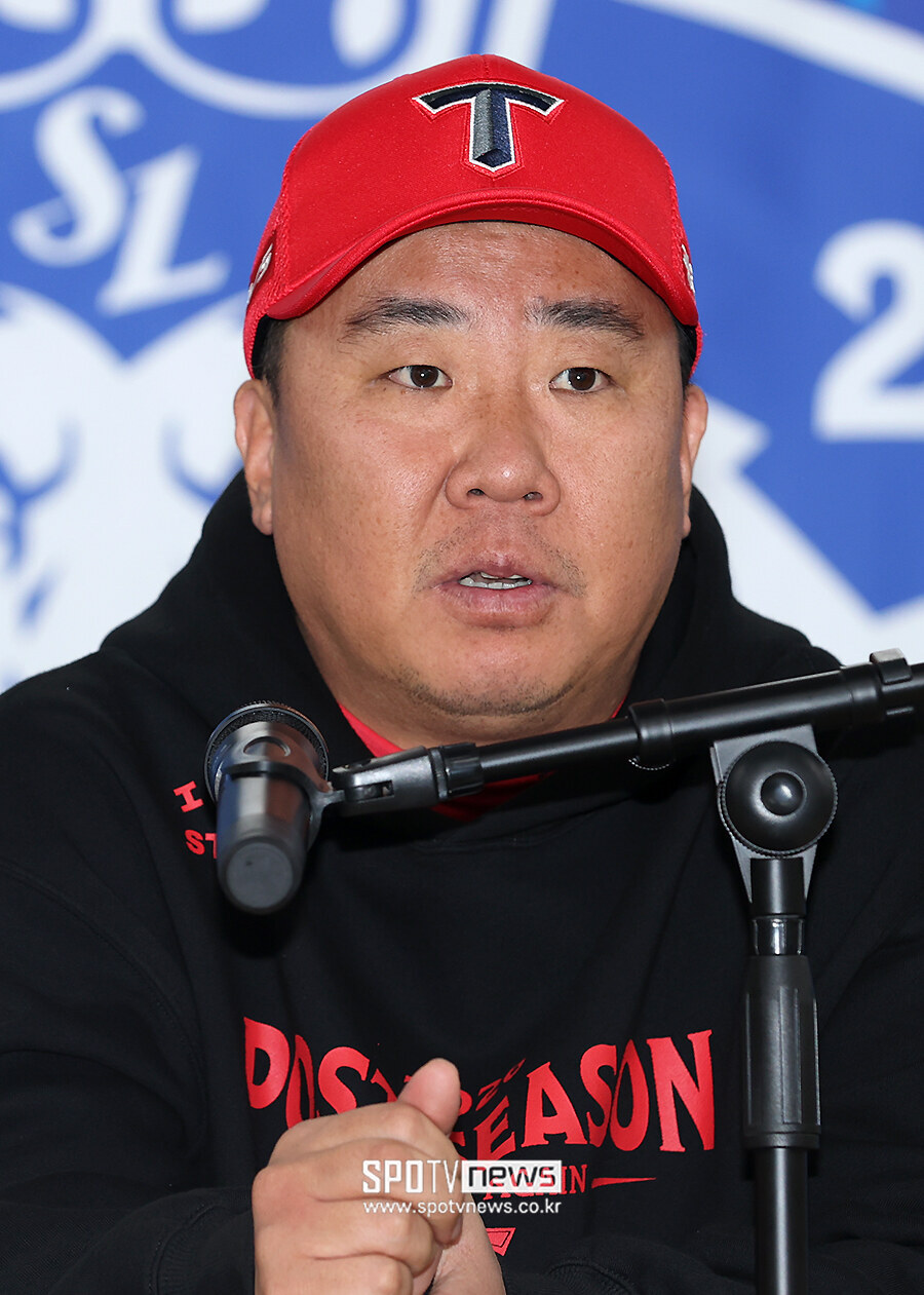 [포토S] 인터뷰 하는 이범호 감독