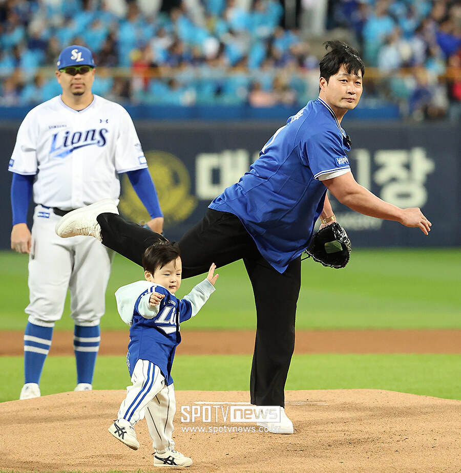 [포토S] 오승환, '붕어빵 아들과 함께 시구!'