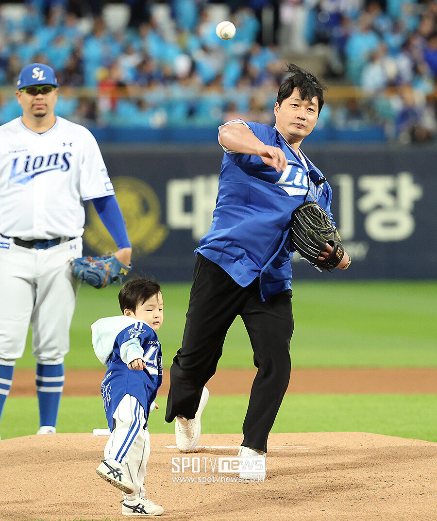 [포토S] 라팍 마운드 오른 오승환, '깜찍한 아들과 함께 시구!'