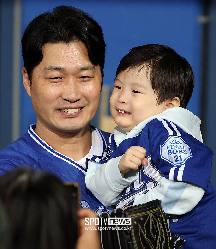 [포토S] 오승환, '웃는 모습이 똑같은 아들과 함께'