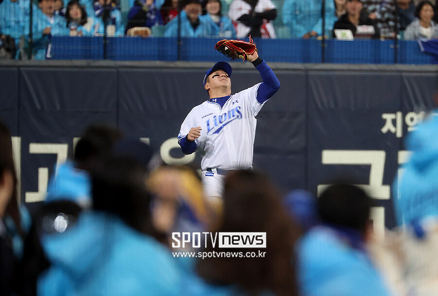 [포토S] 플라이 타구 잡아내는 최형우