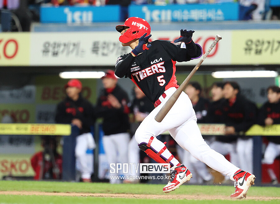[포토S] 안타 날리는 김도영