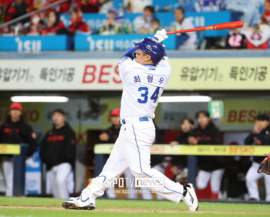 [포토S] '42세 10개월' 최형우, 'PO 최고령 홈런!'
