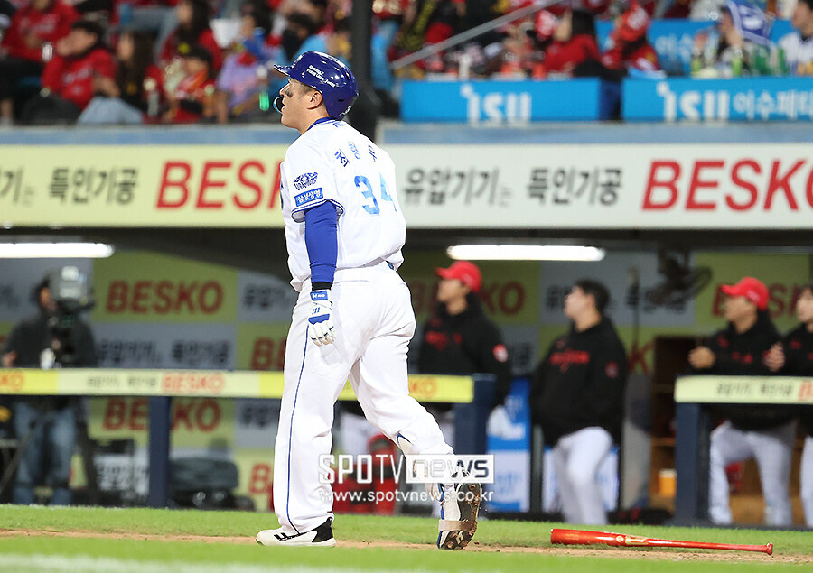 [포토S] 홈런 타구 바라보는 최형우