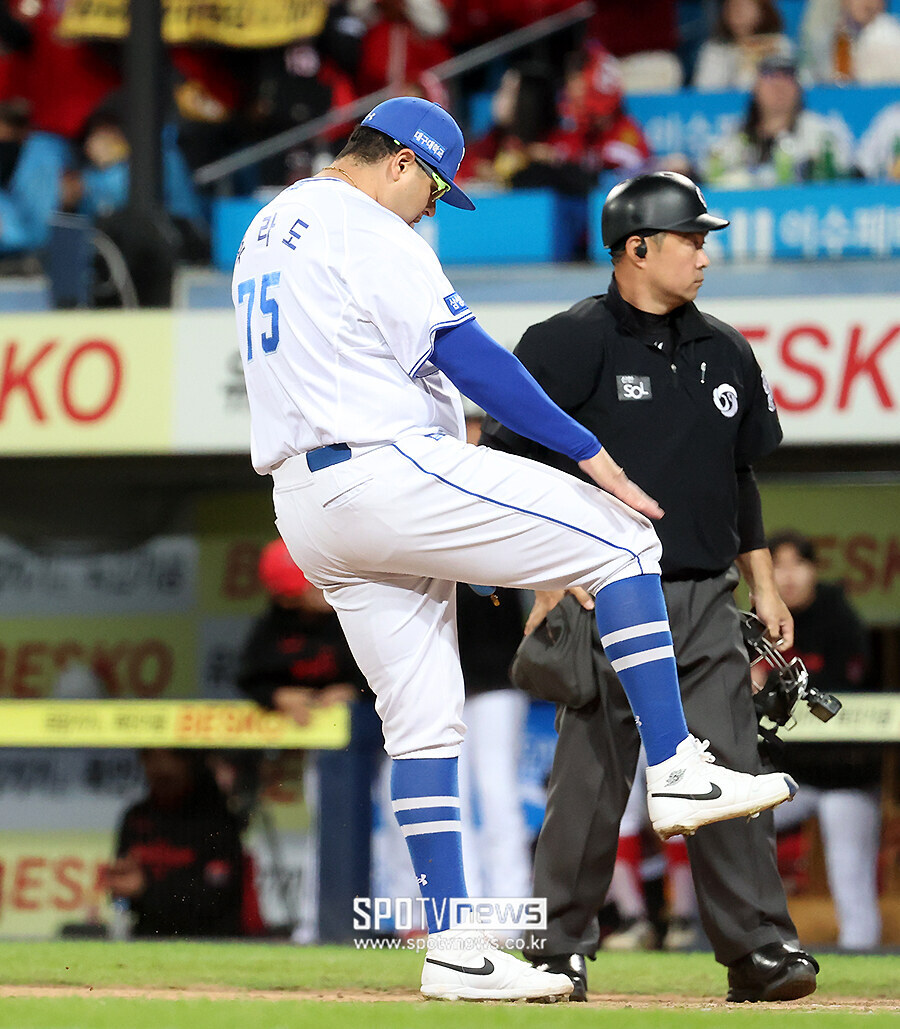 [포토S] 폭투에 아쉬워하는 후라도