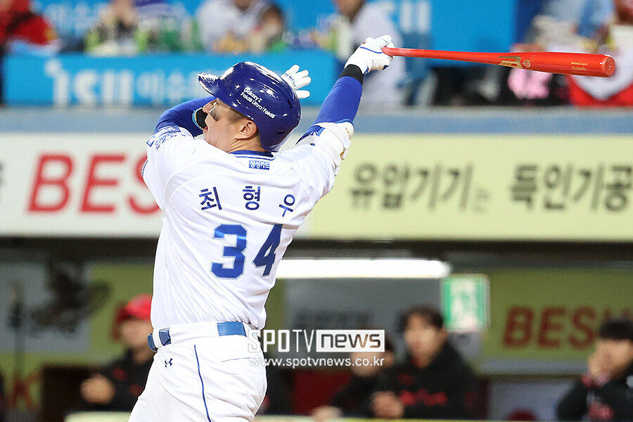 [포토S] 최형우, '역대 최고령 홈런 작렬'