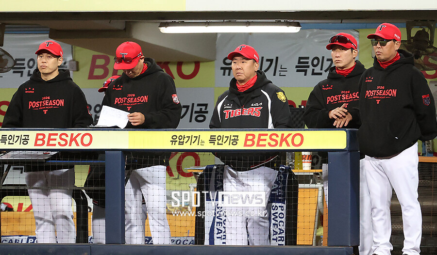 [포토S] 생각에 잠긴 이범호 감독
