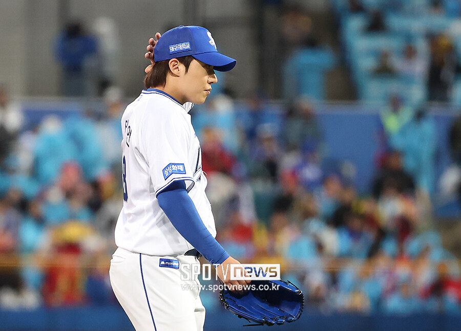 [포토S] 9회 마운드 오르는 원태인