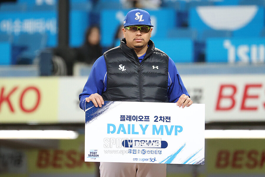 [포토S] 후라도, '플레이오프 2차전 MVP'
