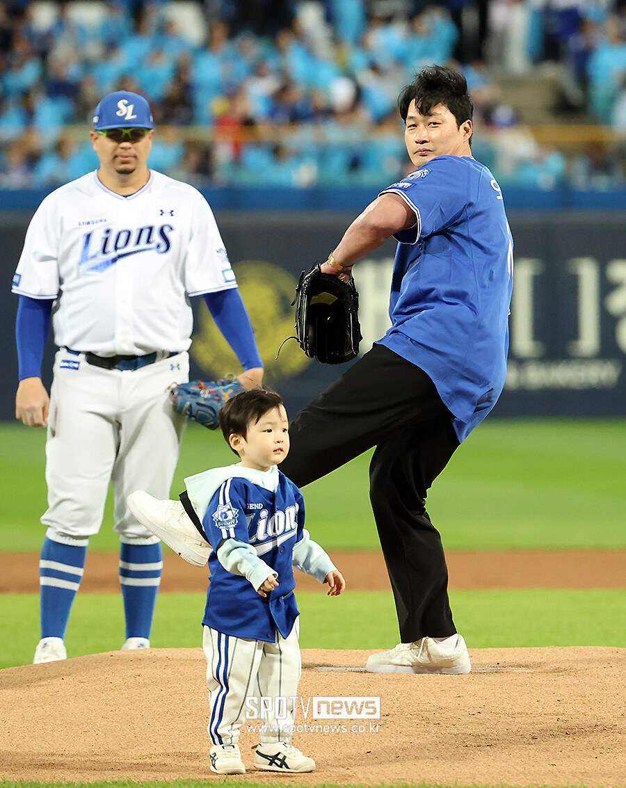 [포토S] 오승환, '승리 기원 돌직구 나간다'