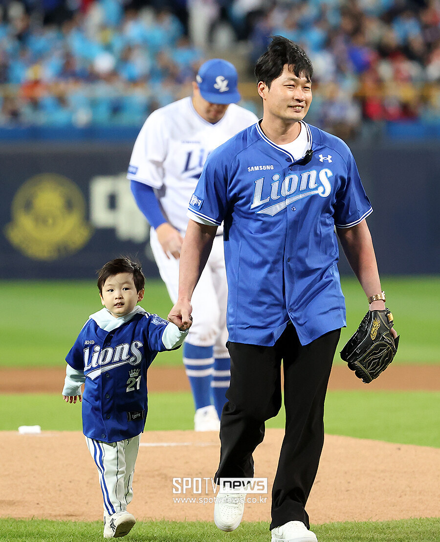[포토S] 오승환, '아들과 함께 손 꼭 잡고'