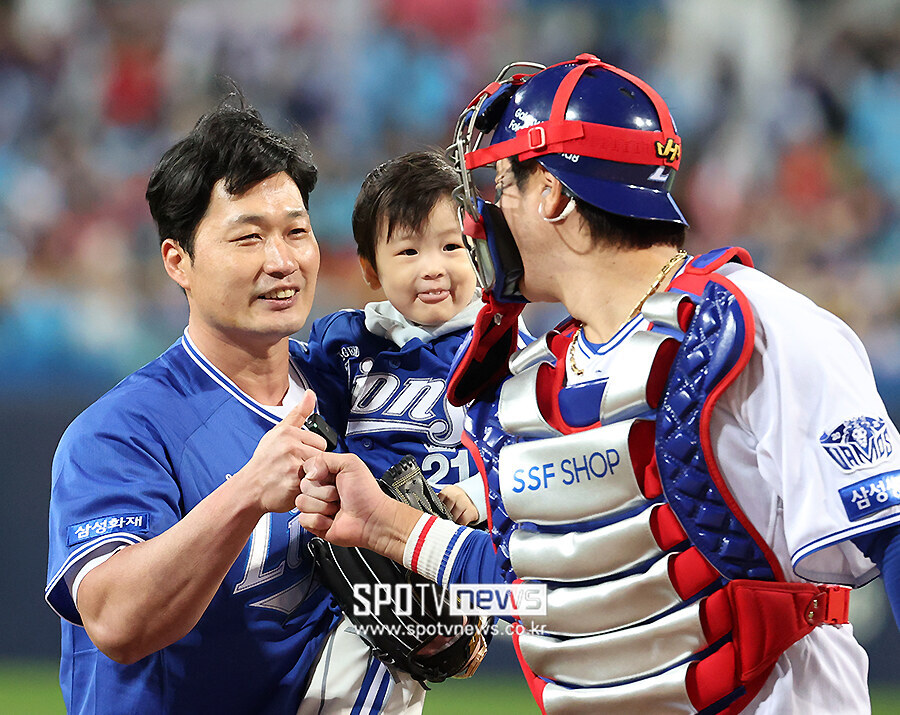 [포토S] 승리 기운 불어넣는 오승환