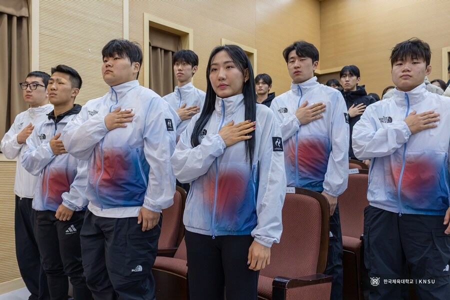 ▲ 성승민(근대5종)과 김민영(쿠라쉬)을 비롯해 장동환(복싱), 김민성(복싱), 모수민(쿠라쉬), 남연호(펜싱), 양승혜(펜싱), 문진호(태권도), 박예린(양궁) 등 아시안게임에서 메달을 획득한 선수에게 포상금이 전달됐다. ⓒ한국체대