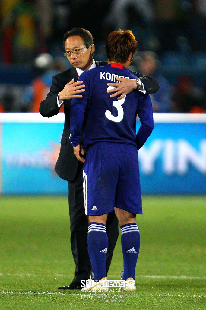 ▲ 2010년 남아공 월드컵에서 일본 축구대표팀을 이끈 오카다 다케시(왼쪽)가 임기를 1년 넘게 남겨 두고 일본축구협회 부회장직에서 물러났다.