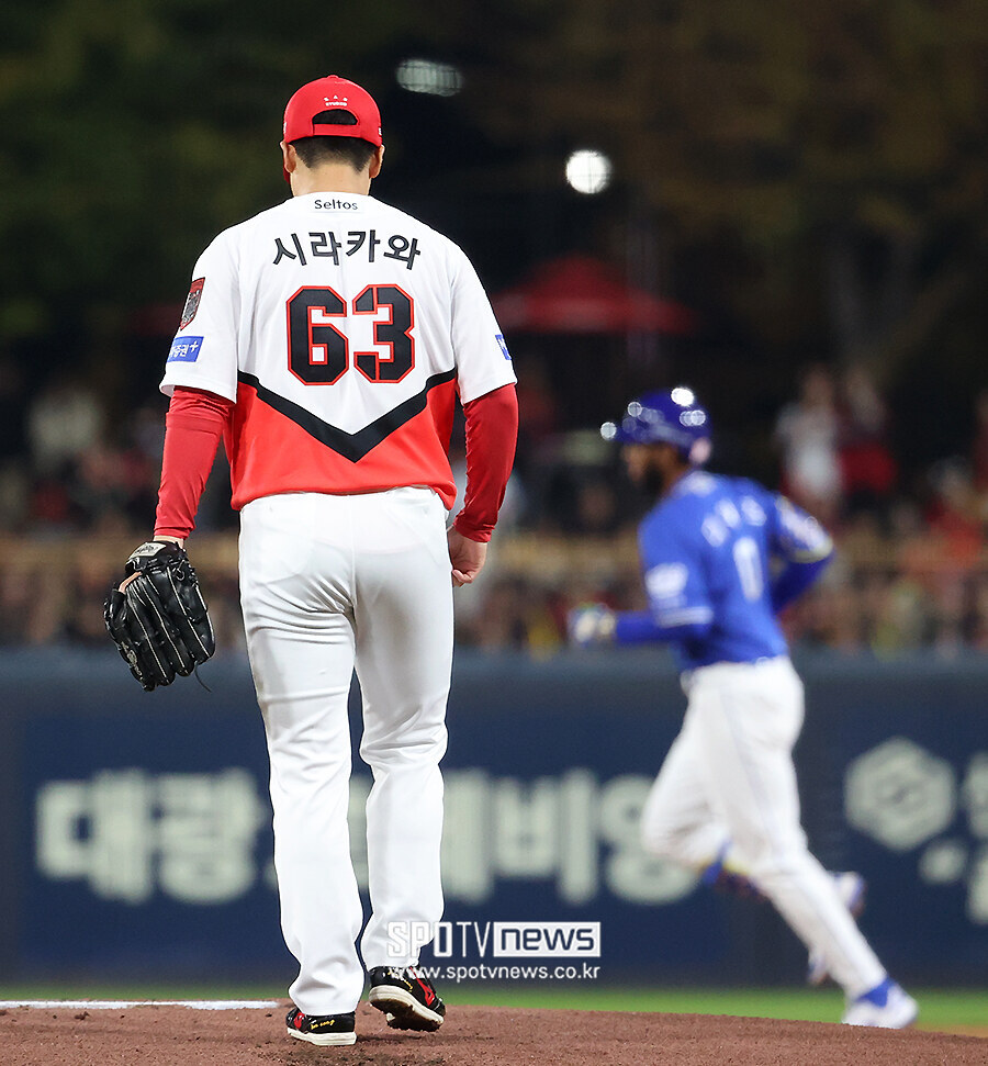 [포토S] 선취 투런포 허용한 시라카와